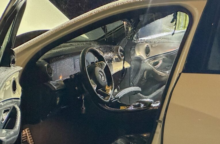 Geparkeerde auto verwoest door brand in Enschede, politie doet onderzoek