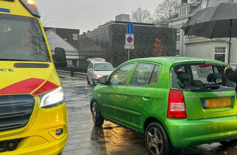 Fietser door achterruit van auto bij aanrijding in Enschede