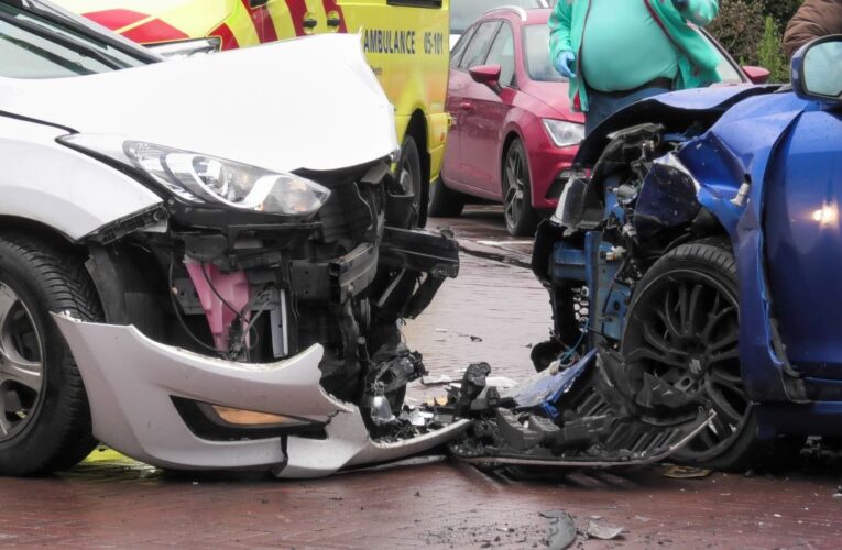 Auto’s zwaar beschadigd bij aanrijding in Enschede