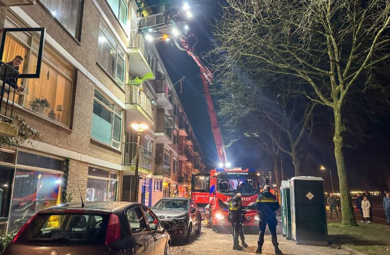 Brandweer rukt uit voor woningbrand in Enschede