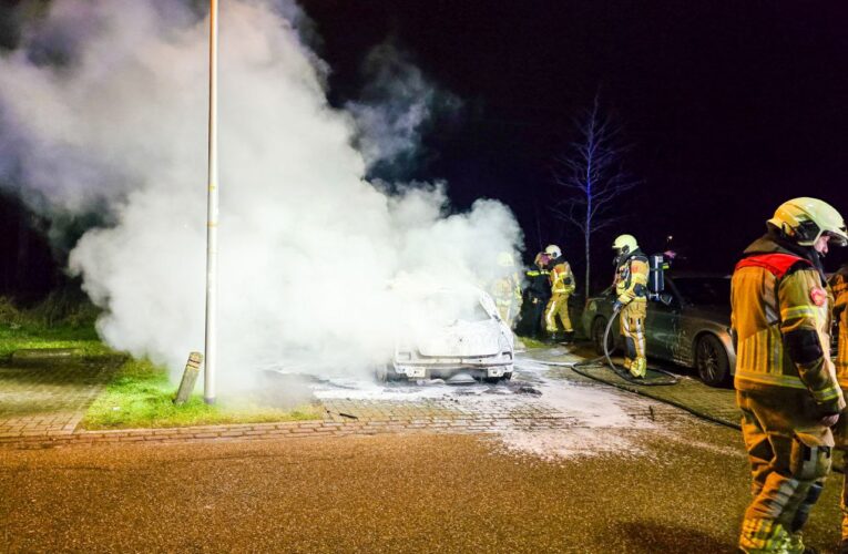 Geparkeerde auto verwoest door brand in Enschede, politie doet onderzoek