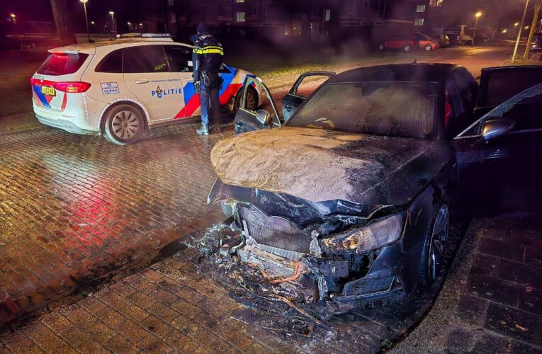 Tweede autobrand in één nacht in Enschede, politie doet onderzoek