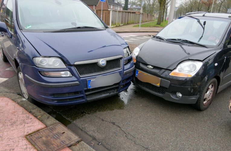 Drie auto’s betrokken bij aanrijding op rotonde in Enschede