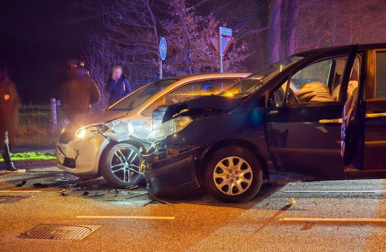 Auto’s botsen in Enschede, weg dicht