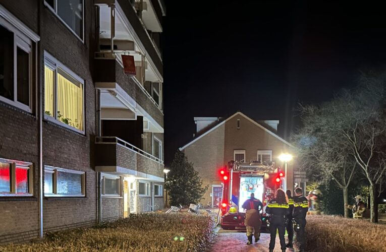 Brandweer blust woningbrand in Enschede