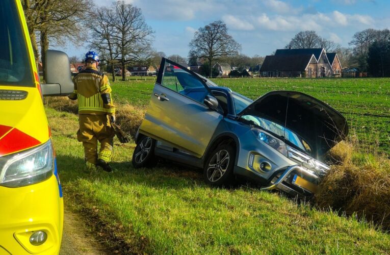 Auto’s botsen in Boekelo: één auto komt in de sloot terecht