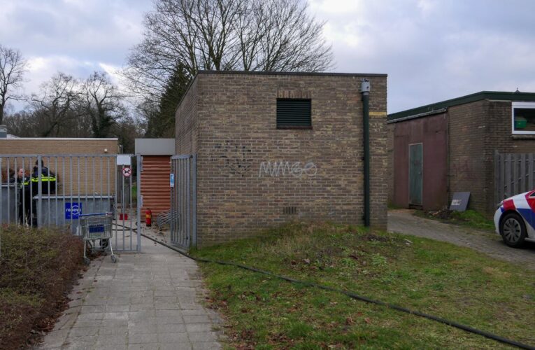 Brandweer blust brand in bijgebouw school in Enschede