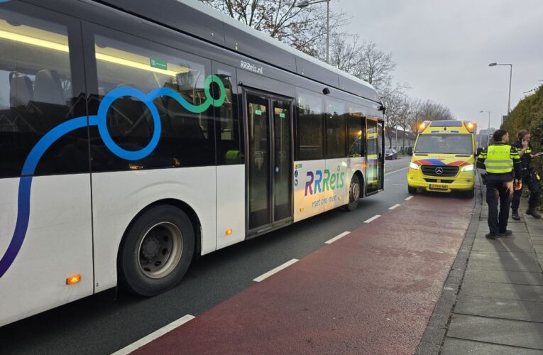 Fietser gewond na botsing met bus in Enschede
