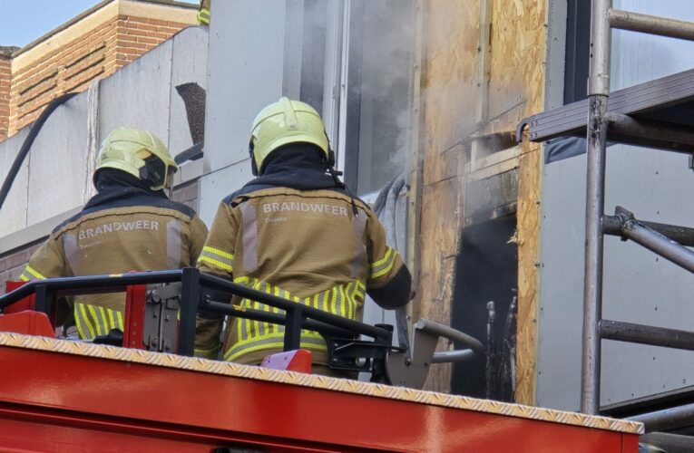 Stroomuitval door brand in centrum Enschede, bewoners van dak gered