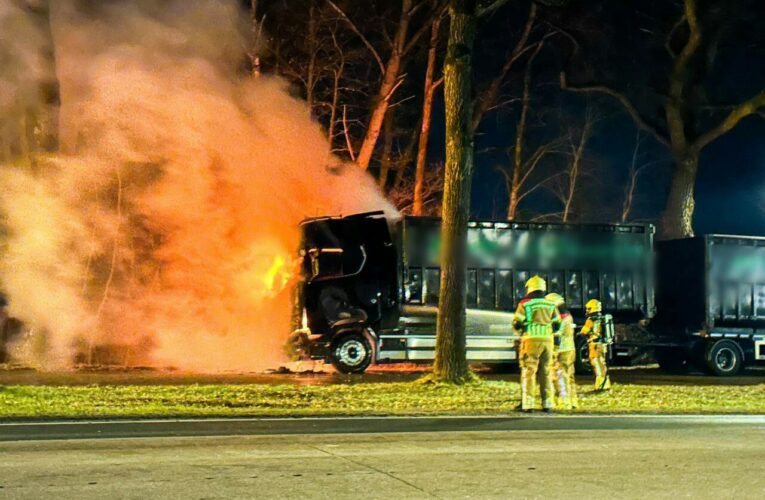 Geparkeerde vrachtwagen verwoest door brand in Enschede
