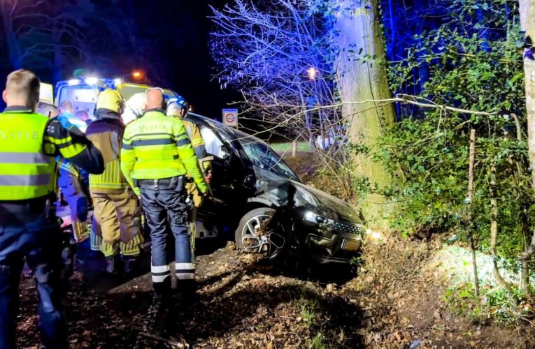 Automobilist raakt van de weg en botst op boom in Enschede