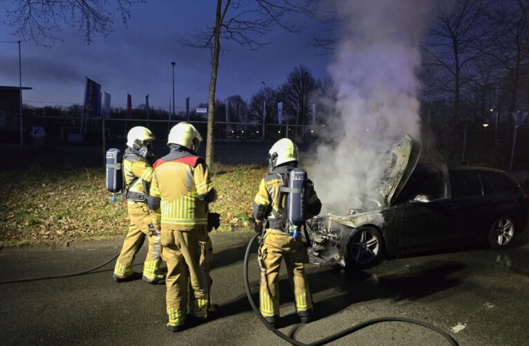 Auto verwoest door brand in Enschede
