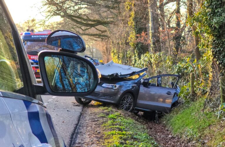 Zware aanrijding in Enschede: brandweer knipt bestuurder uit auto