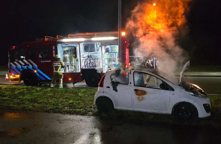 Auto gaat volledig in vlammen op in Enschede