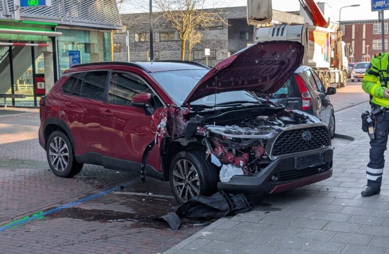 Auto rijdt door hekwerk parkeergarage in Enschede