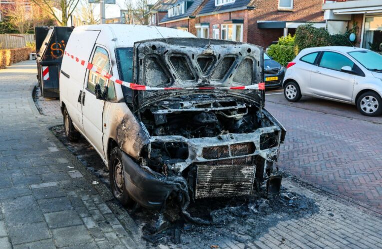 Bestelbus uitgebrand in Glanerbrug; flesje met vloeistof in beslag genomen
