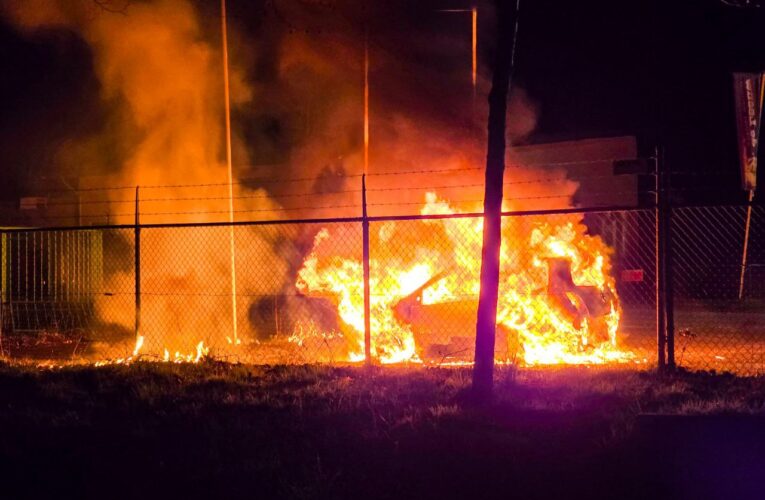 Auto verwoest door brand in Enschede, politie doet onderzoek