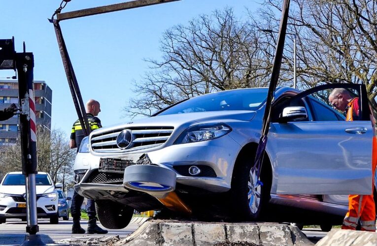 Auto komt bovenop midden geleider terecht in Enschede: weg dicht