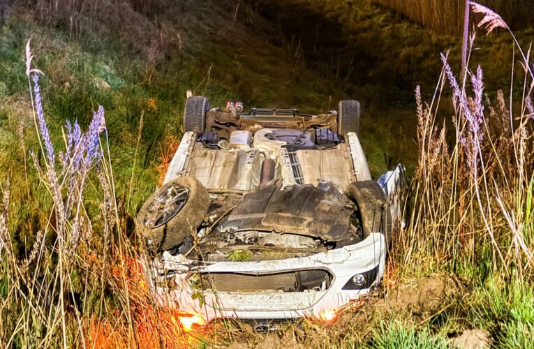 Auto crasht op toerit A35 bij Enschede: op de kop onder aan talud