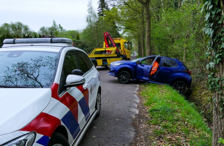 Automobilist raakt van de weg in Enschede: mee naar het bureau