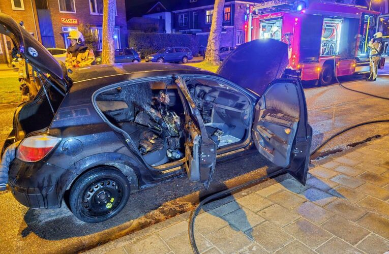 Geparkeerde auto verwoest door brand in Enschede