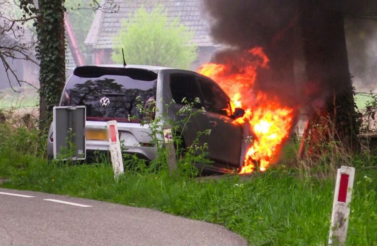 Auto gaat volledig in vlammen op bij brand in Enschede