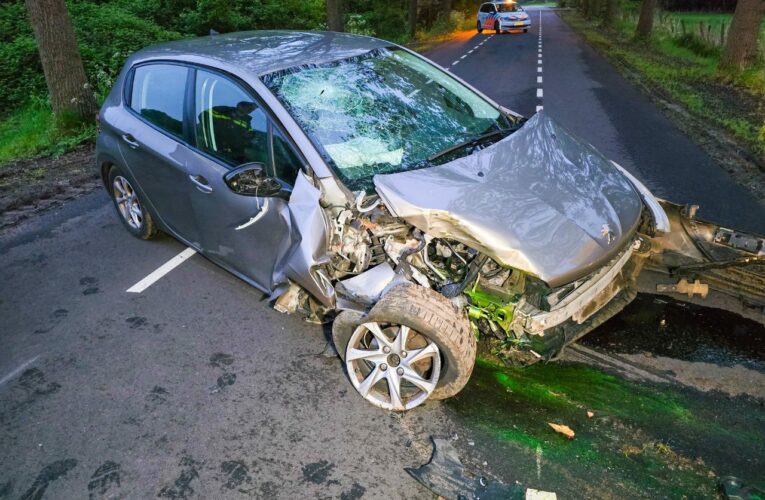 Automobilist veroorzaakt ravage en slaat op de vlucht na aanrijding in Enschede