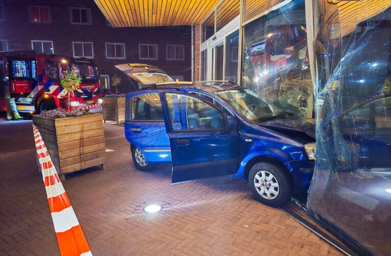 Auto ramt pui verpleeghuis Bruggerbosch in Enschede