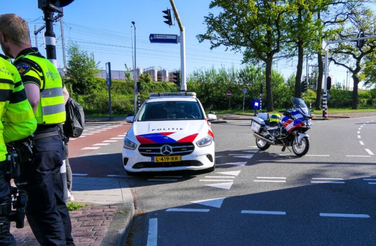 Fietsers botsen in Enschede: één persoon naar het ziekenhuis