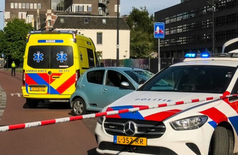 Zware aanrijding in centrum Enschede, omgeving afgezet