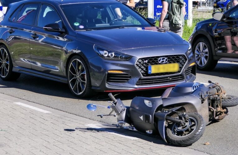 Scooterrijdster met spoed naar het ziekenhuis na aanrijding in Enschede, weg dicht