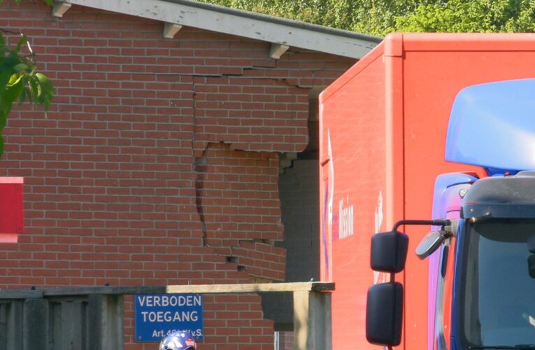 Vrachtwagen ramt gevel van pand in Enschede