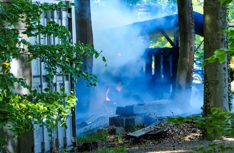 Bijgebouw gaat in vlammen op in Enschede